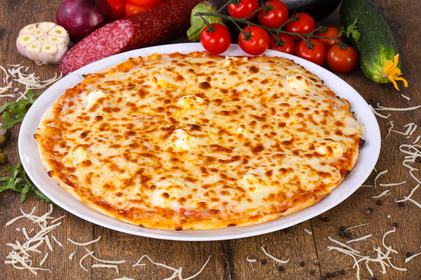 Savoureux quatre pizza au fromage
  - Photo, image