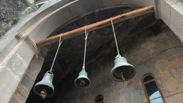Zvony v klášter Vardzia jeskyně. Kostel Nanebevzetí Panny Marie - Záběry, video