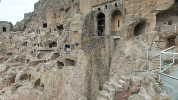 Mosteiro da caverna de Vardzia. Complexo esculpido em rocha. Caverna cidade nas montanhas
 - Filmagem, Vídeo