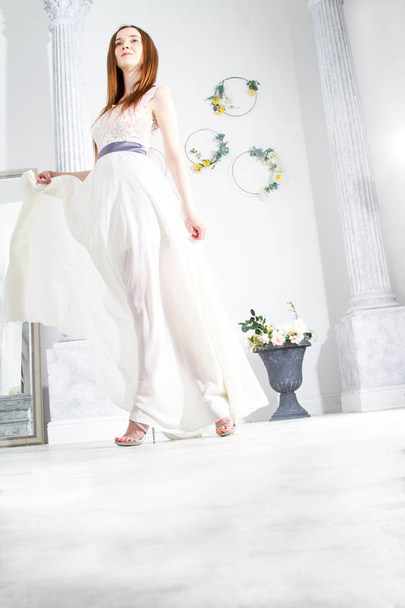 girl in a white dress in a room with columns - Φωτογραφία, εικόνα