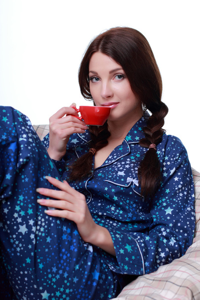 kadın yatakta kahve içme - Fotoğraf, Görsel