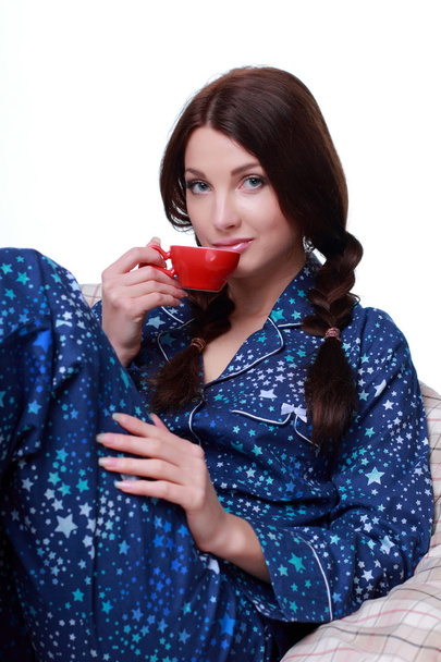 kobieta w łóżku picia kawy - Zdjęcie, obraz