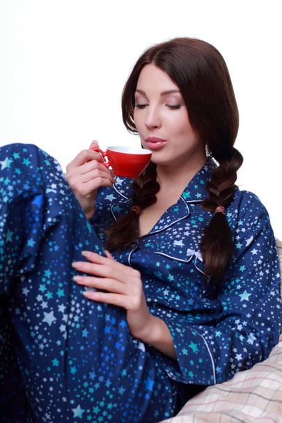 Женщина в постели пьет кофе
 - Фото, изображение
