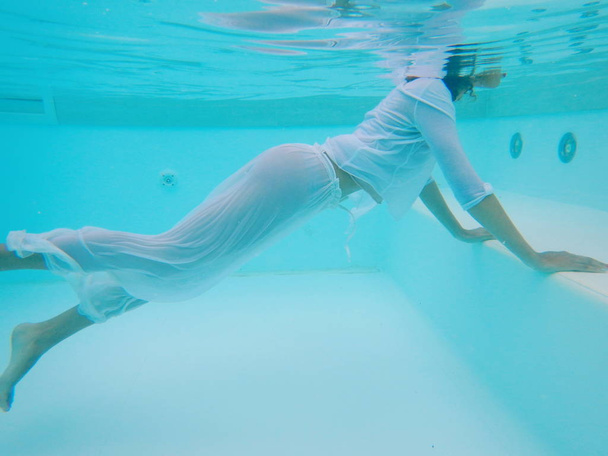 cuerpo de mujer relajante bajo el agua
 - Foto, Imagen