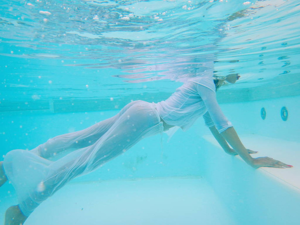 σώμα γυναίκας χαλαρωτικό υποβρύχια - Φωτογραφία, εικόνα
