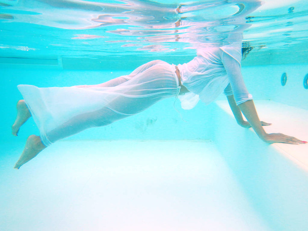 naisen kehon rentouttava vedenalainen
 - Valokuva, kuva
