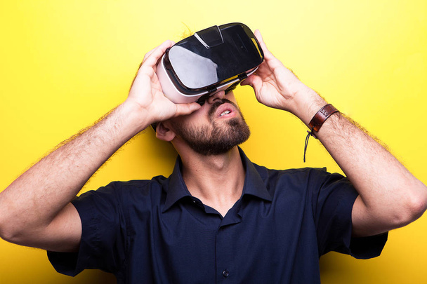 Giovane uomo che indossa un auricolare di realtà virtuale
 - Foto, immagini