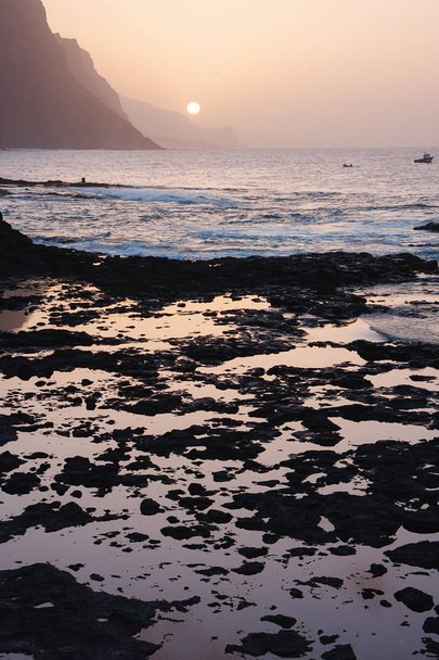 Atardecer de Cabo Verde en la playa rocosa de la isla de Santo Antao. Montañas en el océano
 - Foto, imagen