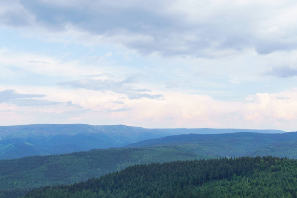 ドイツの黒い森の丘を眺め - 写真・画像
