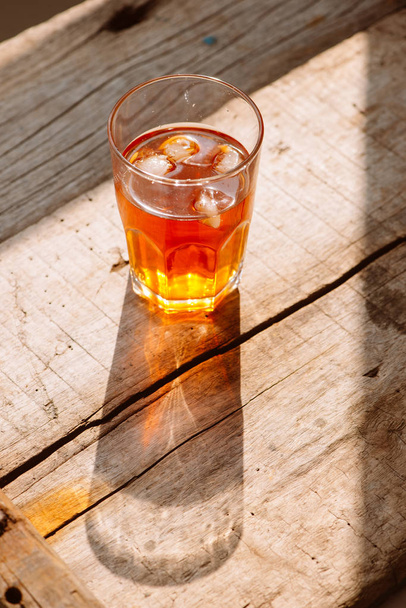 thé sucré glacé de style sud dans deux verres table en bois rustique
 - Photo, image