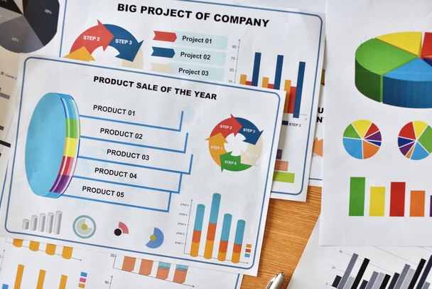 Business Charts en grafieken op wit papier - Foto, afbeelding