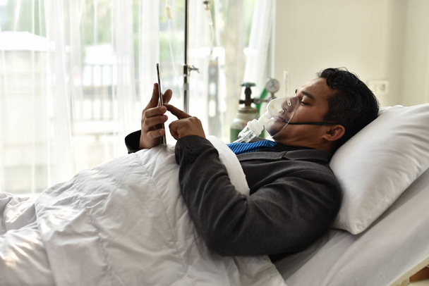 Homme d'affaires utilisant un téléphone portable travaillant à l'hôpital
 - Photo, image