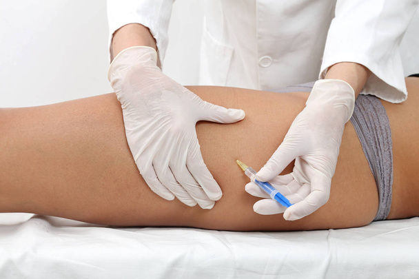 Woman Having Leg Fillers Treatment at Beauty Clinic - Foto, Imagem