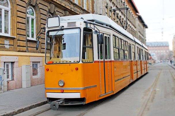 Tranvía amarillo en Budapest, Hungría
.  - Foto, imagen