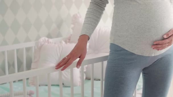 Bebek odasında tanınmaz halde hamile kadın - Video, Çekim