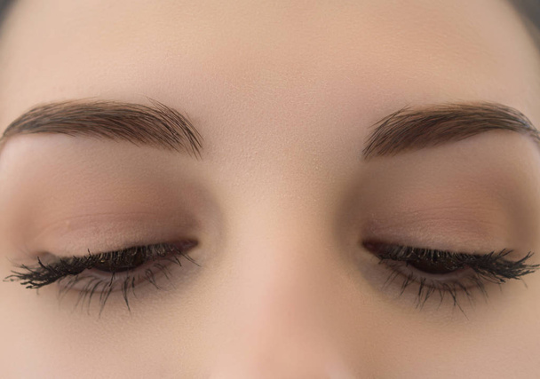 закриті жіночі очі крупним планом з довгими віями
 - Фото, зображення