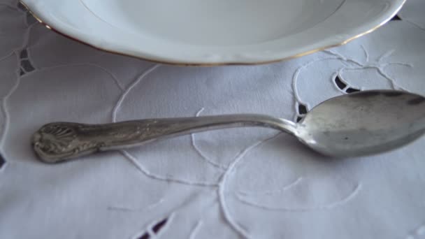 Ezüst beállítása vacsora. Kés, kanál, tányér, fehér terítő. - Felvétel, videó