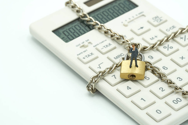 Miniature people businessmen standing Investment Analysis Or investment Key lock and chain at white calculator, lock concept, financial account, bank account, white space, add text message, Can not be financially motivated Calculations - Foto, Imagem