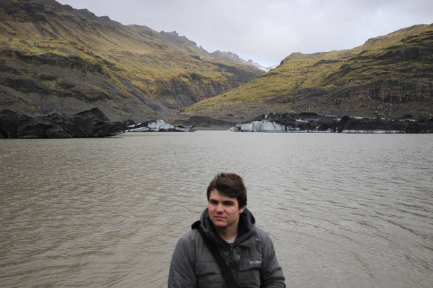 Jeune touriste posant devant les montagnes et les icebergs en arrière-plan, photo prise en Islande
 - Photo, image
