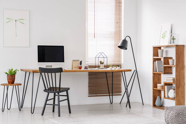 Cadeira preta em mesa de madeira com monitor de computador em casa brilhante escritório interior com lâmpada. Foto real
 - Foto, Imagem