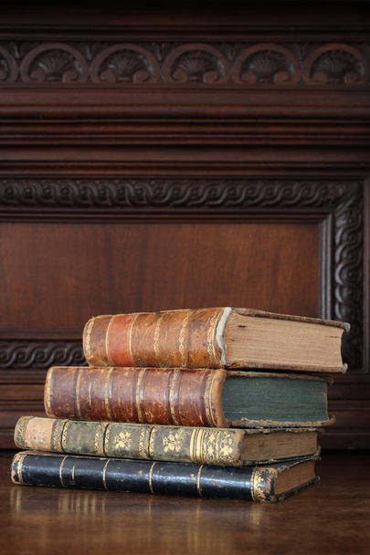alte Bücher auf alten Möbeln gestapelt - Foto, Bild
