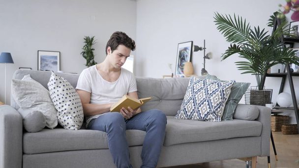Penisve Young Man Reading Book at Work - Zdjęcie, obraz