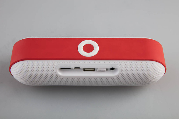 Bílá a červená bezdrátová Bluetooth reproduktor - Fotografie, Obrázek