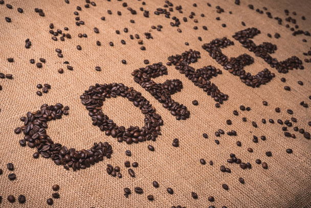 καφέ λέξη γραμμένη με ψημένα φασόλια καφέ για το top view σύνθεση - Φωτογραφία, εικόνα
