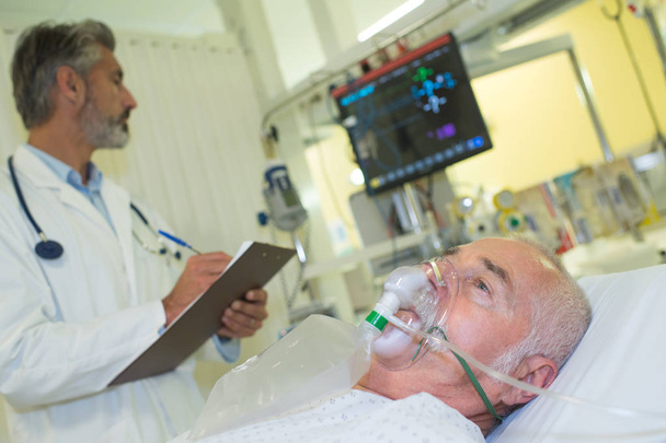 patient with oxygen mask - Valokuva, kuva