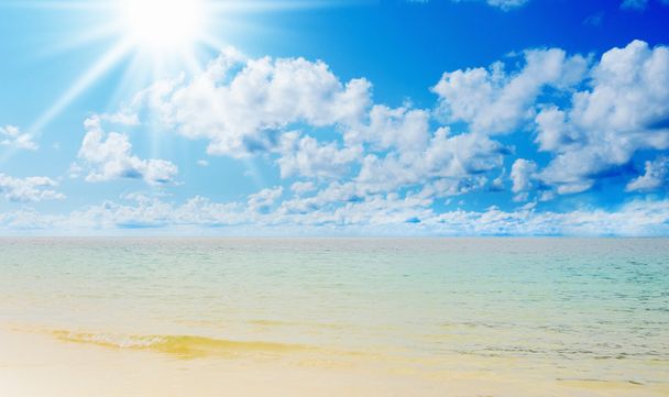 Солнечный тропический пляж на острове
 - Фото, изображение