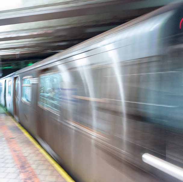 Escena borrosa en la estación de metro de Nueva York
. - Foto, imagen