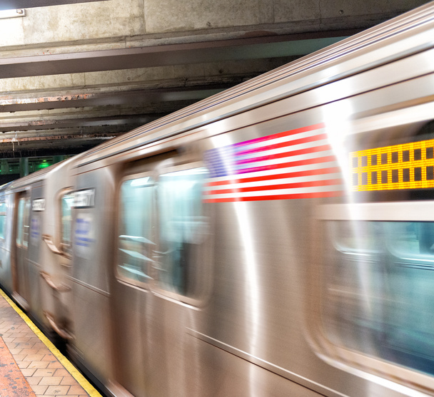 Прибувати поїзда метро в Нью-Йорку станції з людей, які чекають. - Фото, зображення