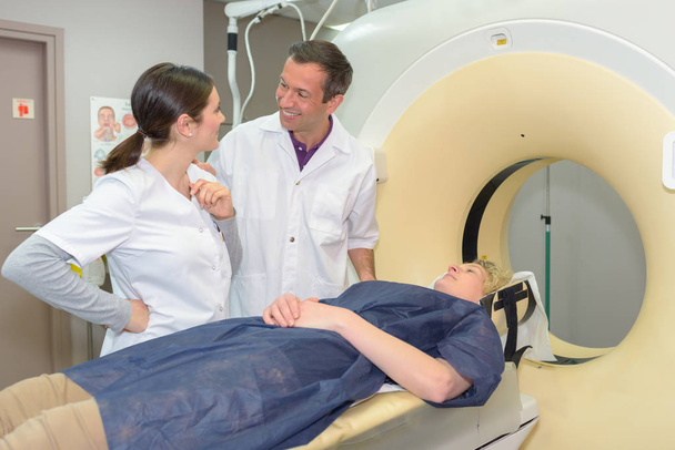 MRI vizsgálaton áteső boldog beteg a kórházban - Fotó, kép