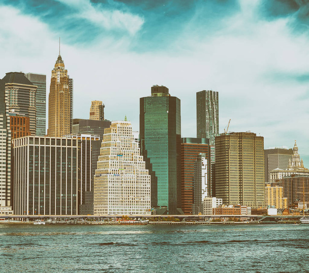 Downtown Manhattan i East River w Nowym Jorku. - Zdjęcie, obraz