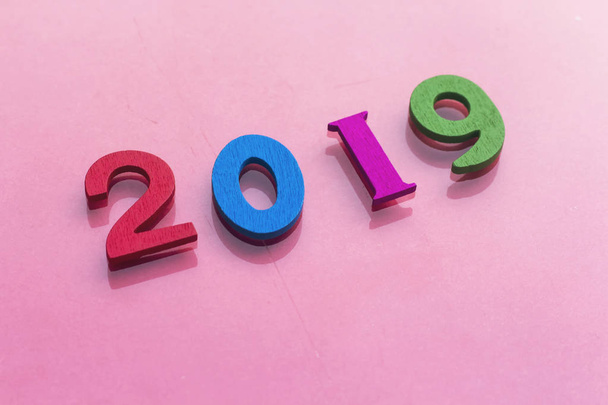 números de madera de colores que forman el número 2019, Para el nuevo año 2019
 - Foto, Imagen