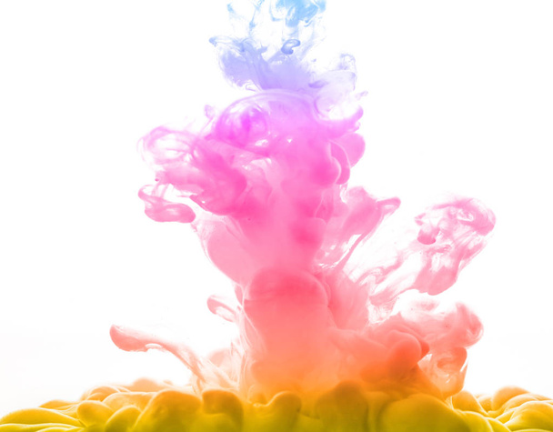 tinta colorida abstracta en agua aislada sobre fondo blanco
  - Foto, imagen