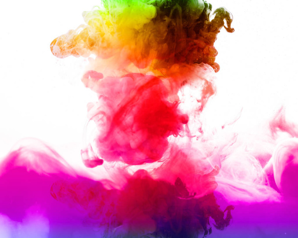абстрактные красочные чернила в воде изолированы на белом фоне
  - Фото, изображение