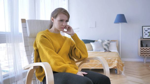 Головний біль, напружена жінка сидить на кабінеті
 - Фото, зображення