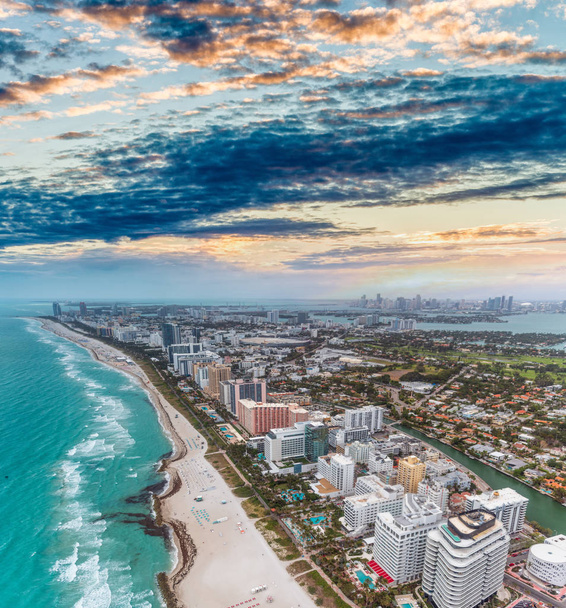 Vista aérea del horizonte de South Beach en Miami al atardecer, Florida
 - Foto, imagen