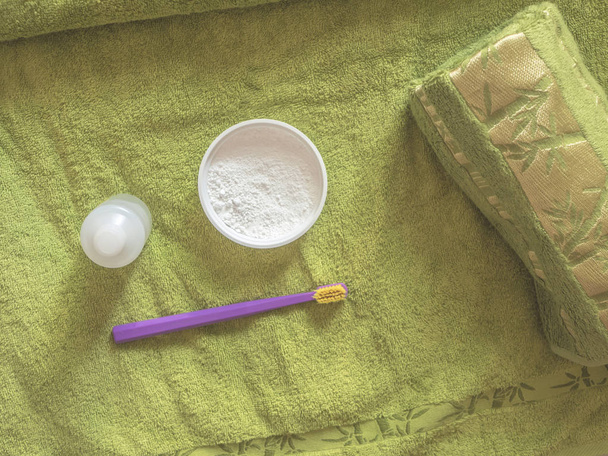 οδοντοπαστών και δόντι ξεπλύνετε με οδοντόβουρτσα για την πετσέτα - Φωτογραφία, εικόνα