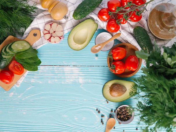 Інгредієнти для вершків з авокадо на синьому дерев'яному фоні
 - Фото, зображення