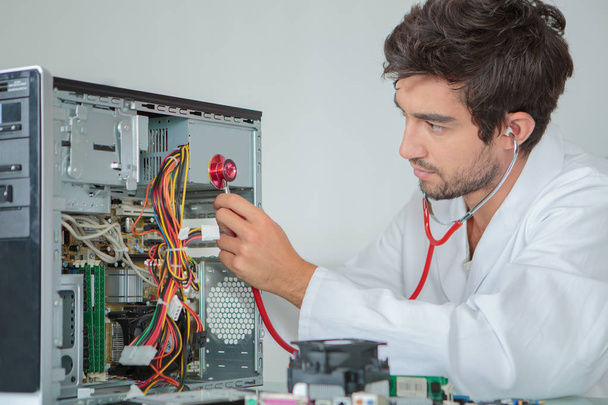man fixing a CPU - Fotoğraf, Görsel