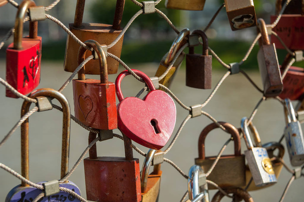 Salzburg, visací zámky lásky na most, blízkosti Makartsteg, honey moon lidi líbit v létě - Fotografie, Obrázek