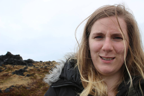 Touriste féminine âgée de 20 à 25 ans pose le long de la péninsule de Snaefellsnes dans la partie occidentale de l'Islande
 - Photo, image