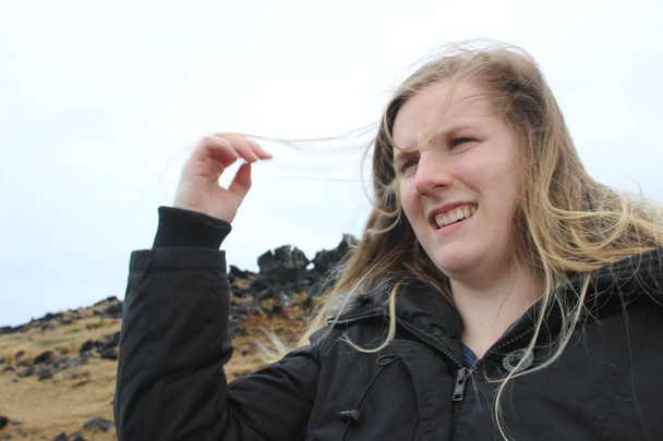 turista feminino com idade entre 20-25 poses ao longo da península de Snaefellsnes, na parte ocidental da Islândia
 - Foto, Imagem