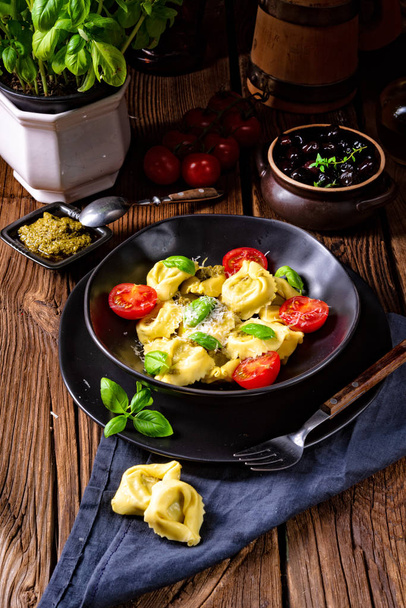 rustic spinach tortellini with cheese and cocktail cocktail tomatoes - Foto, Imagem