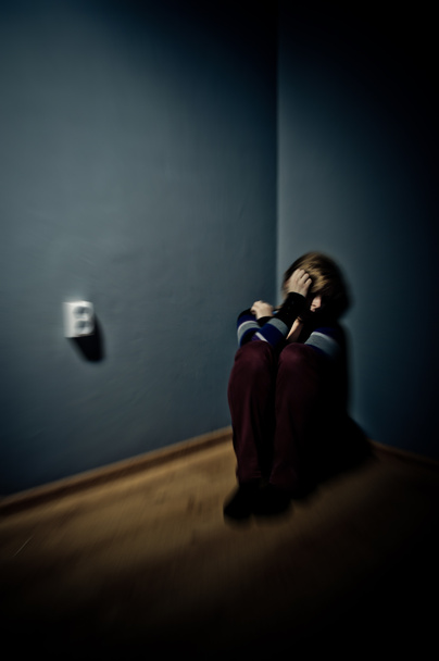 triste mujer sentada sola en una habitación vacía
 - Foto, Imagen