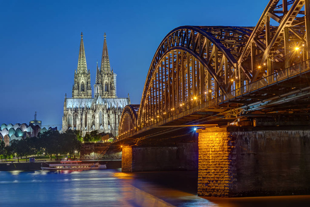 有名なケルン大聖堂と夕暮れ時にホーエンツォレルン鉄道橋 - 写真・画像