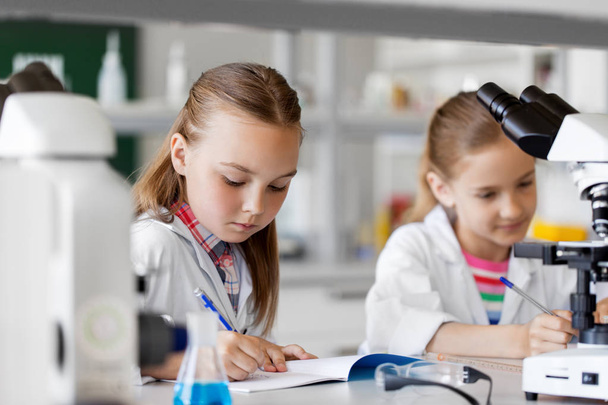 kids studying chemistry at school laboratory - Zdjęcie, obraz