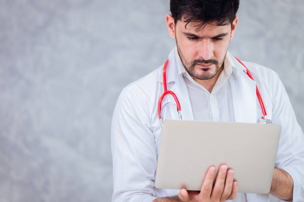 médico usando laptop olhando dados de tela com espaço
 - Foto, Imagem